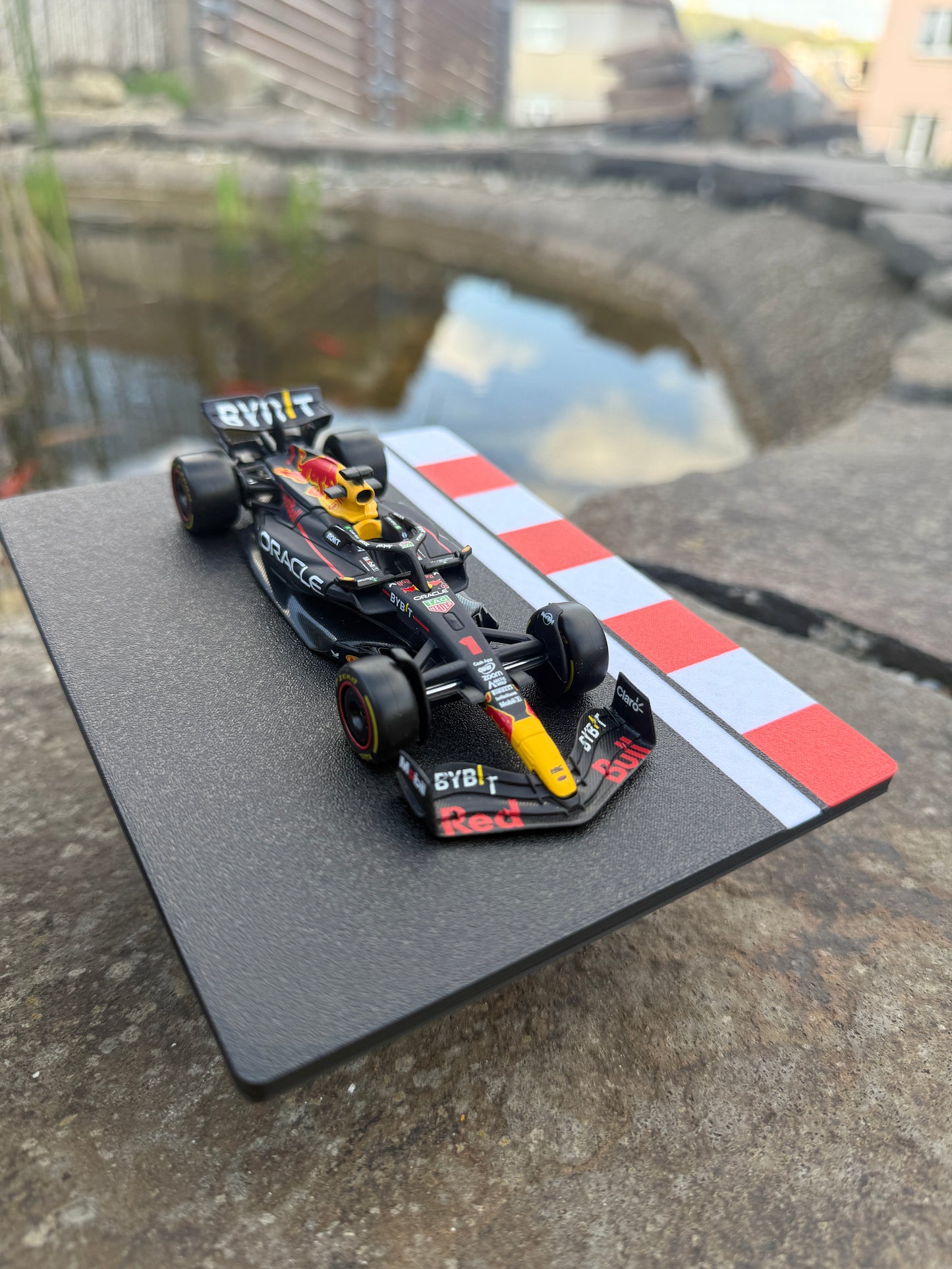 Model vozu Formule 1 s podstavcem